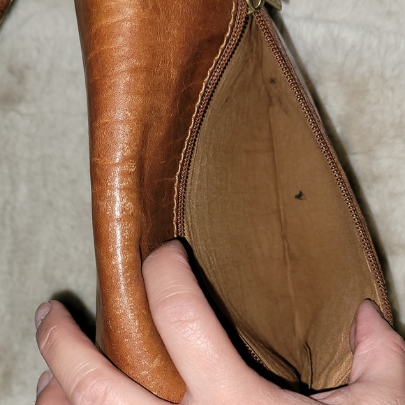 Vintage Pielle crossbody w/ Horse motif stamped on front - Picture 4 of 16